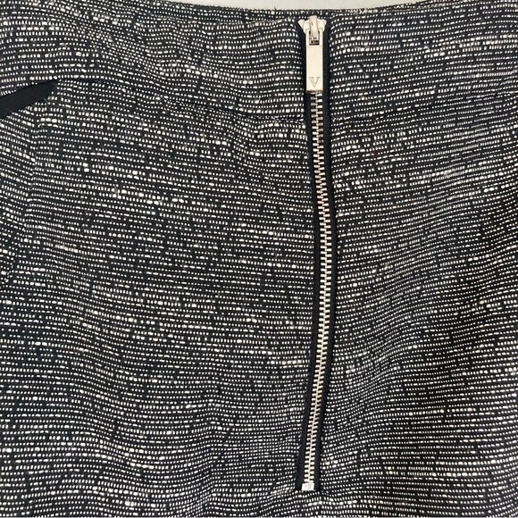 Vince Camuto women’s shirt black and white with cute black edging size 6! ECU! - Picture 3 of 7